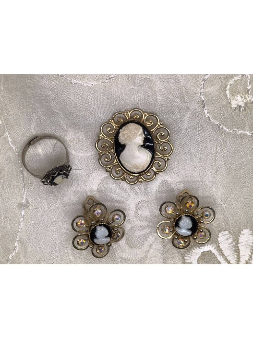 Vintage Cameo Jewelry Set With Brooch, Clip-On Earrings & Adjustable Ring - Picture 3 of 9